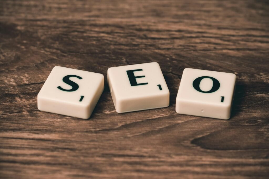SEO skrevet med bogstavbrikker