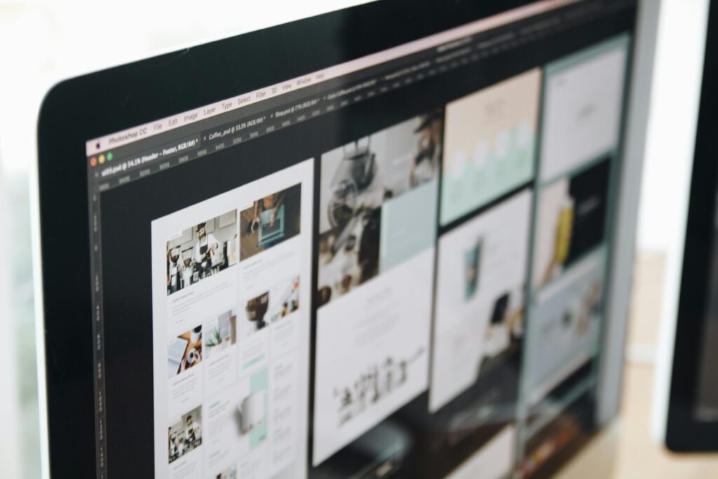 Design af en moderne hjemmeside på en computer